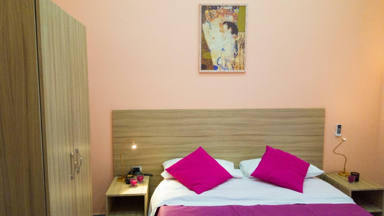 Holiday Naples Art Rooms Екстериор снимка